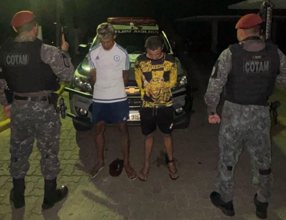 Homem de 22 anos, com antecedente por tráfico de drogas e outro de 21 anos, que responde por receptação, foram presos por sequestrar quatro turistas em Fortaleza. — Foto: Reprodução