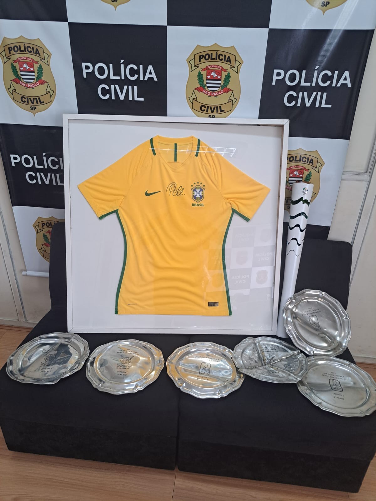 Polícia recupera camisa da Seleção autografada por Pelé e tocha olímpica furtadas em Campinas