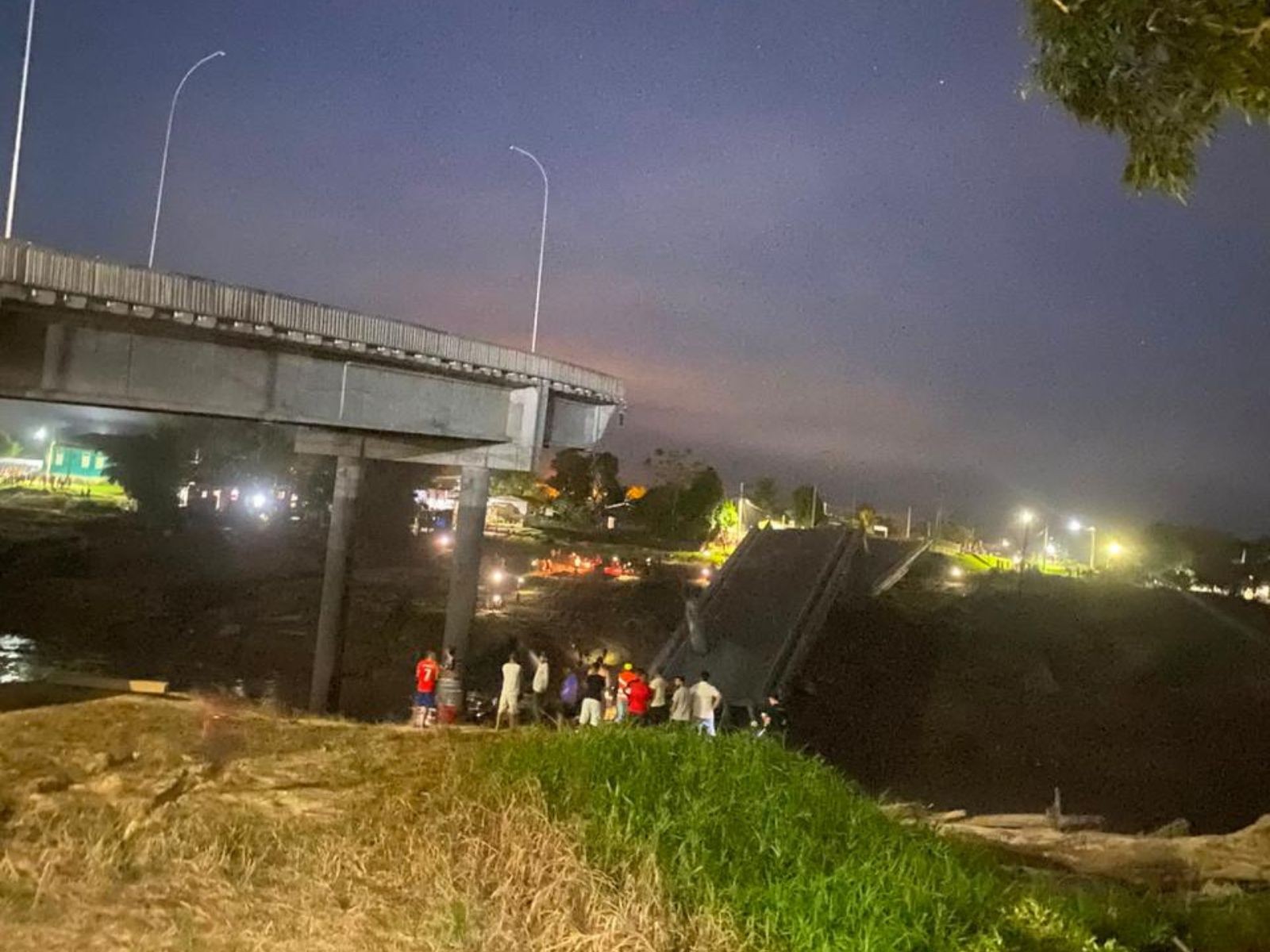 Após interdição, trecho da Ponte Frei Paolino desaba e deixa feridos no Acre; VÍDEO