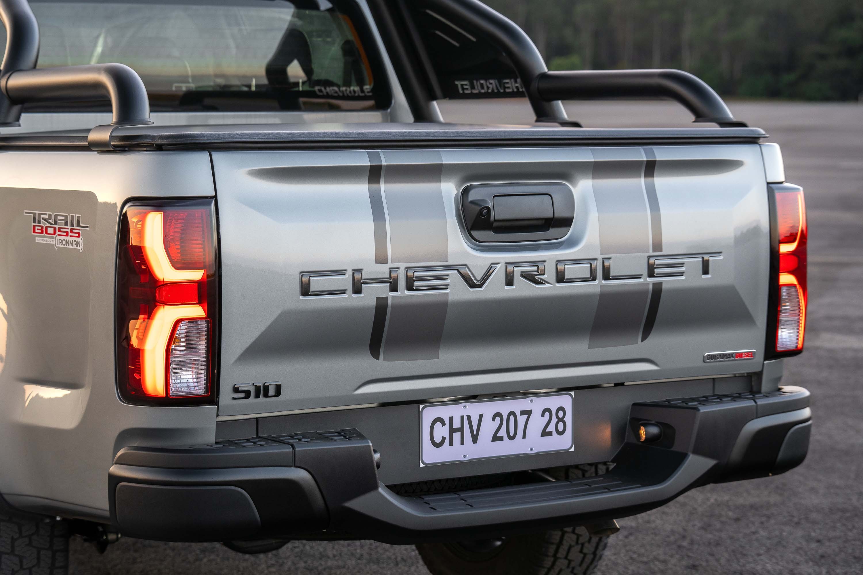 Adesivos na tampa da Chevrolet S10 Trail Boss 2027. — Foto: Divulgação / GM