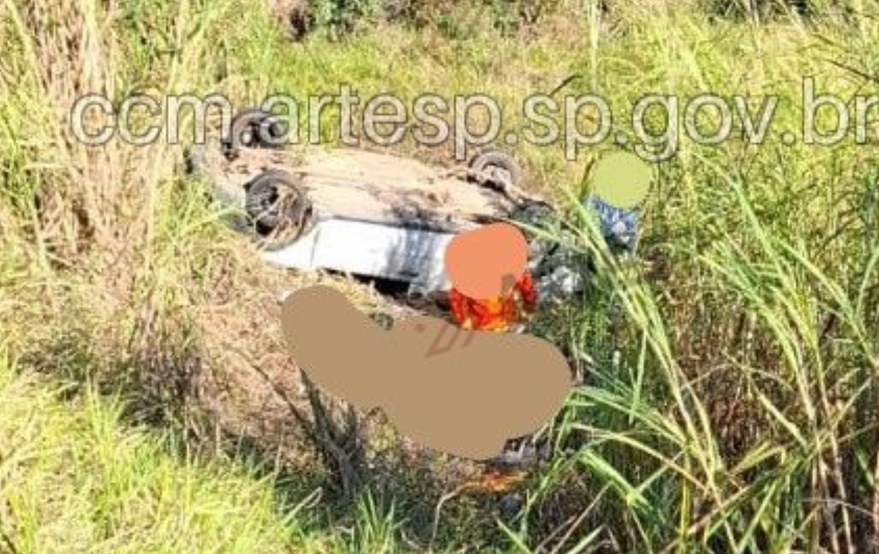 Carro sai da rodovia, cai em ribanceira e deixa quatro feridos em Salto de Pirapora