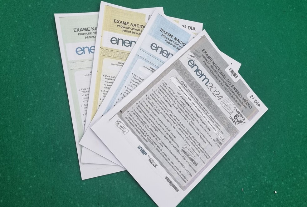 Cadernos de questões do 2º dia de Enem 2024. — Foto: Lívia Ferreira/ g1 Piauí