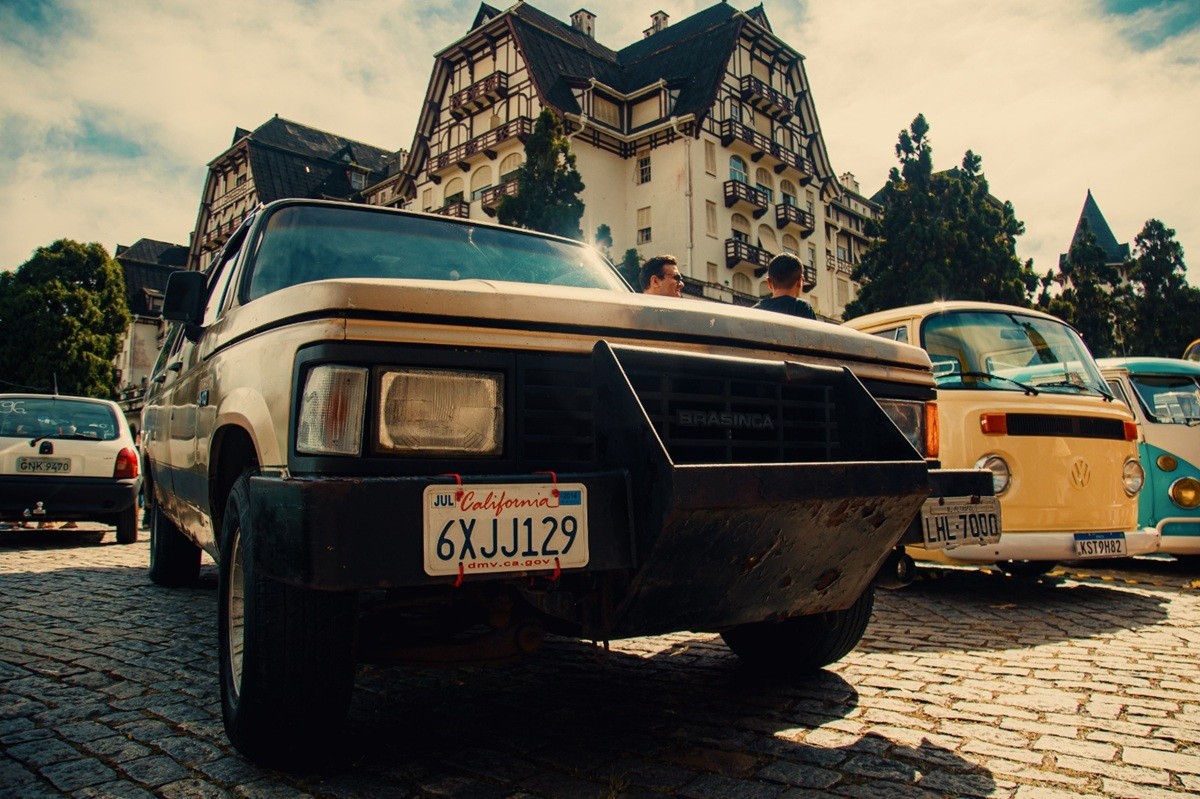 Exposição de carros antigos reúne cerca de 450 veículos em Petrópolis neste domingo