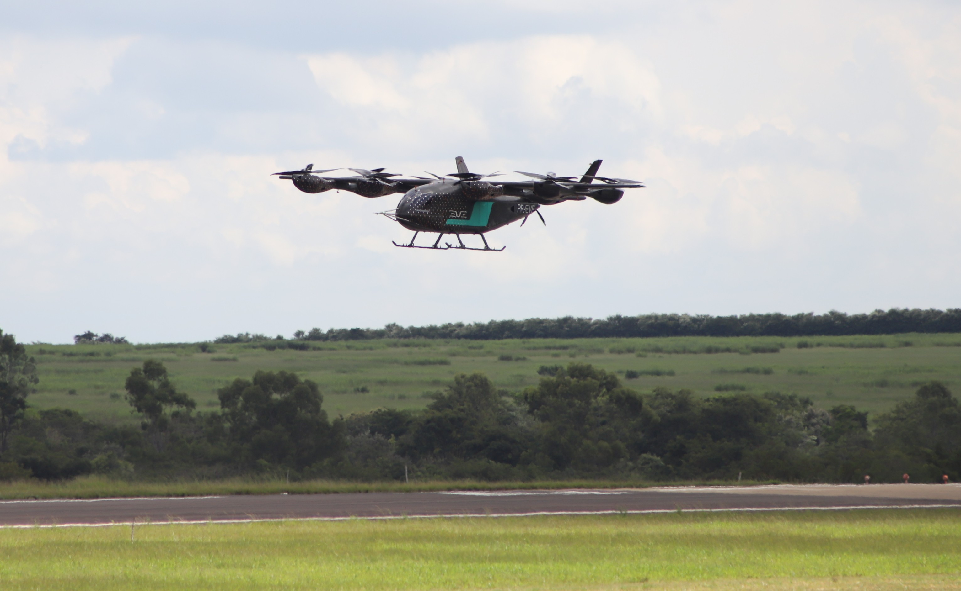 Embraer faz voo de demonstração de 'carro voador' em evento de apresentação do Gripen