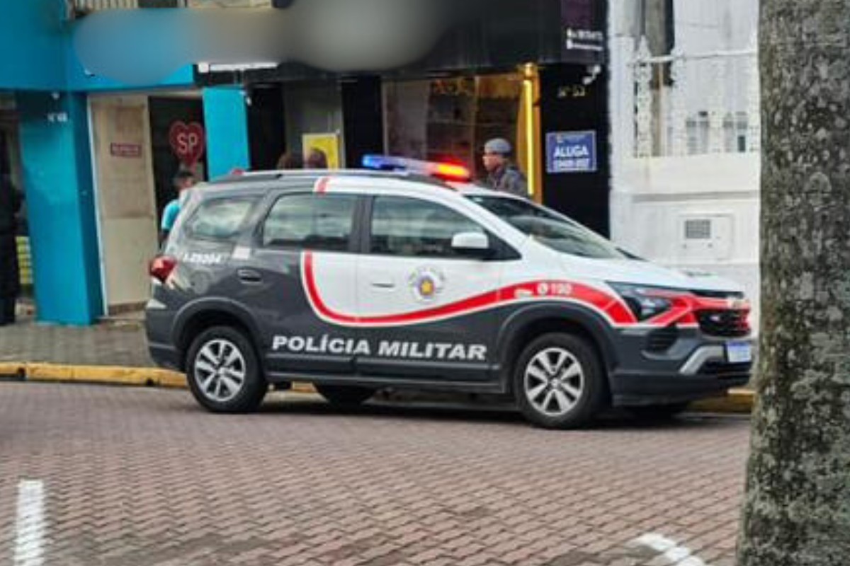 Mulher é morta a marteladas e facadas dentro de casa no litoral de SP