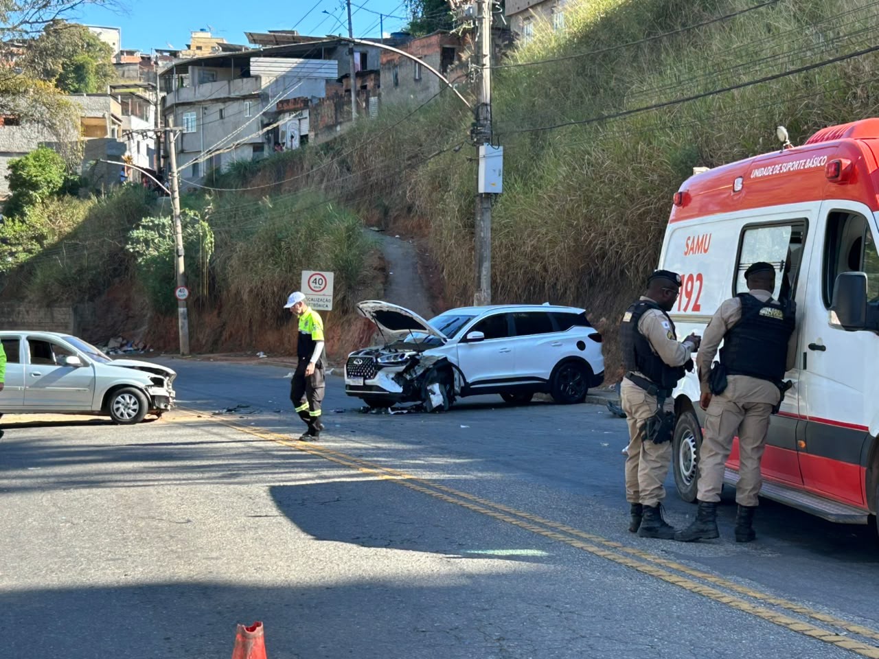 Batida de frente entre dois carros deixa feridos no Vila Ideal, em Juiz de Fora