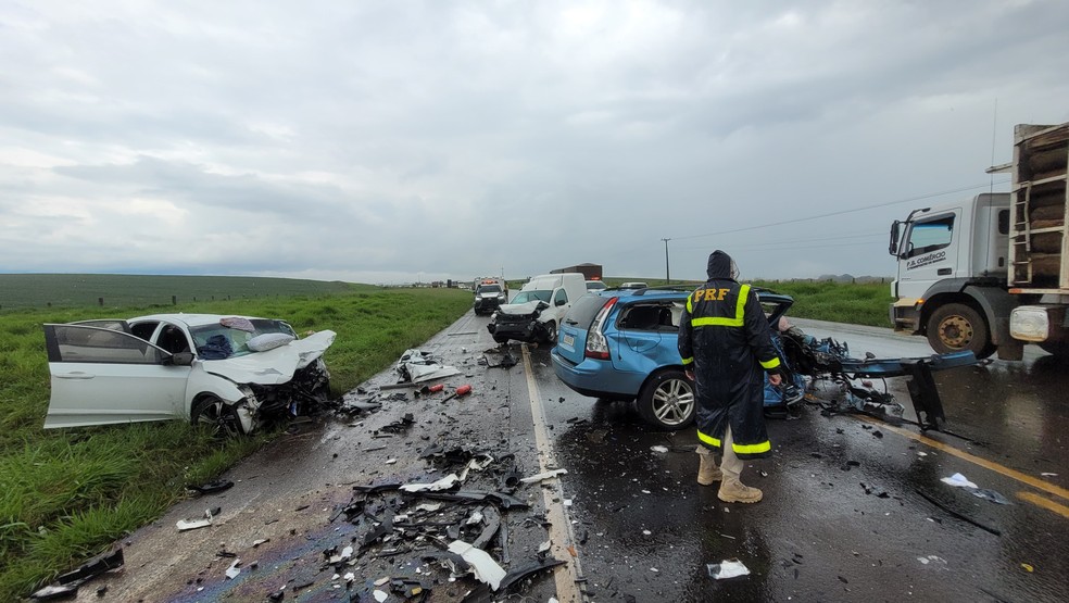 Mulher morre e seis pessoas ficam feridas em acidente entre três carros na BR-277 — Foto: Ravanello Jr./RPC
