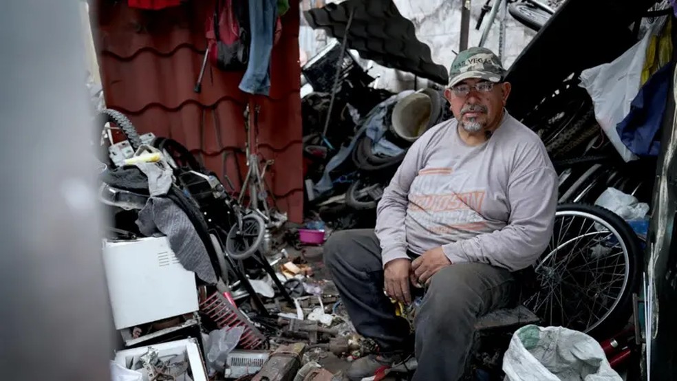 Para vendedor, reforma no centro de San Salvador é uma 'maquiagem para que pensem que estamos bem' — Foto: Felix Lima/BBC