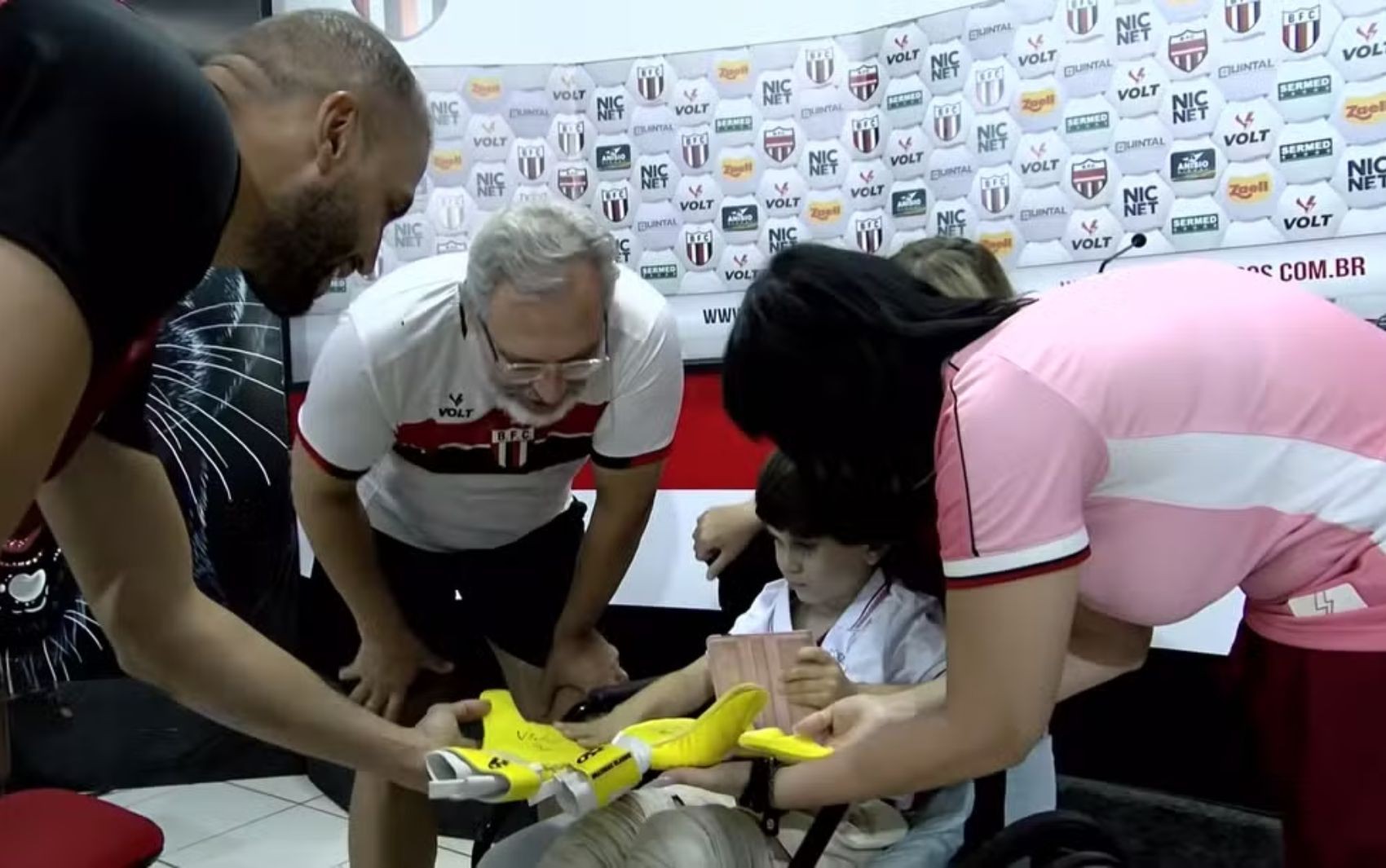 Após alta, menino que sobreviveu a queda do 10º andar de prédio visita time do coração em SP