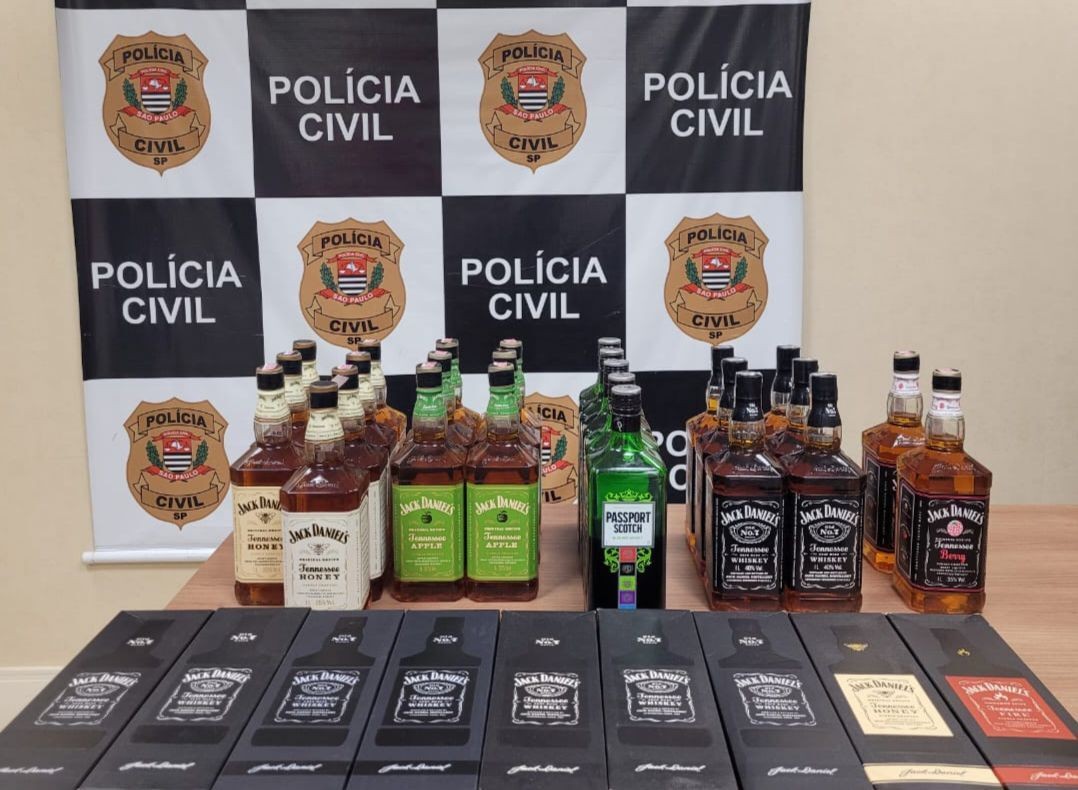 Membro de facção é preso por falsificação e venda de whisky adulterado em Rio das Pedras