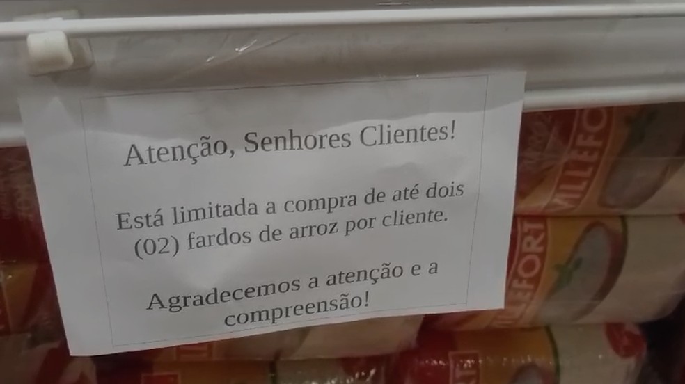 Cartaz no Villefort avisa que venda do arroz está limitada — Foto: Gláucio Nogueira/TV Globo