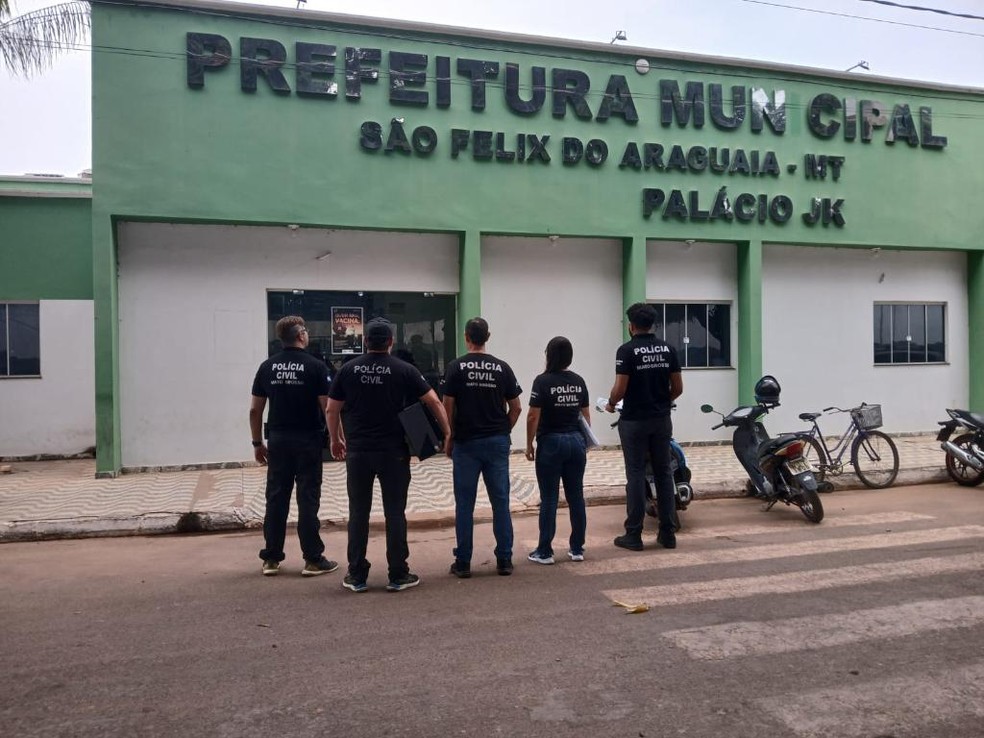 Os policiais apreenderam documentos, dispositivos eletrônicos e registros contábeis — Foto: Polícia Civil de Mato Grosso