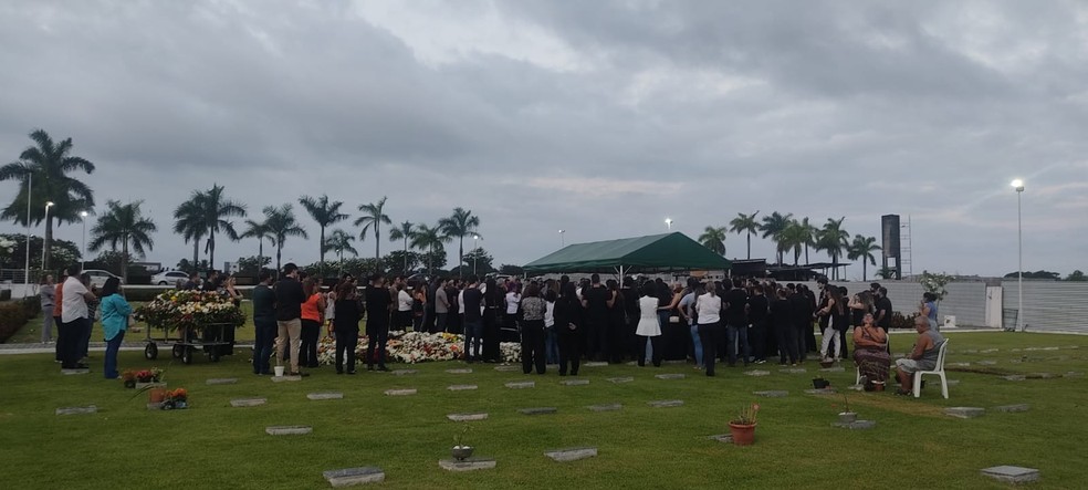 Corpo de Guilherme de Castro é enterrado em cemitério de João Pessoa — Foto: Bernardo Scotti/TV Cabo Branco