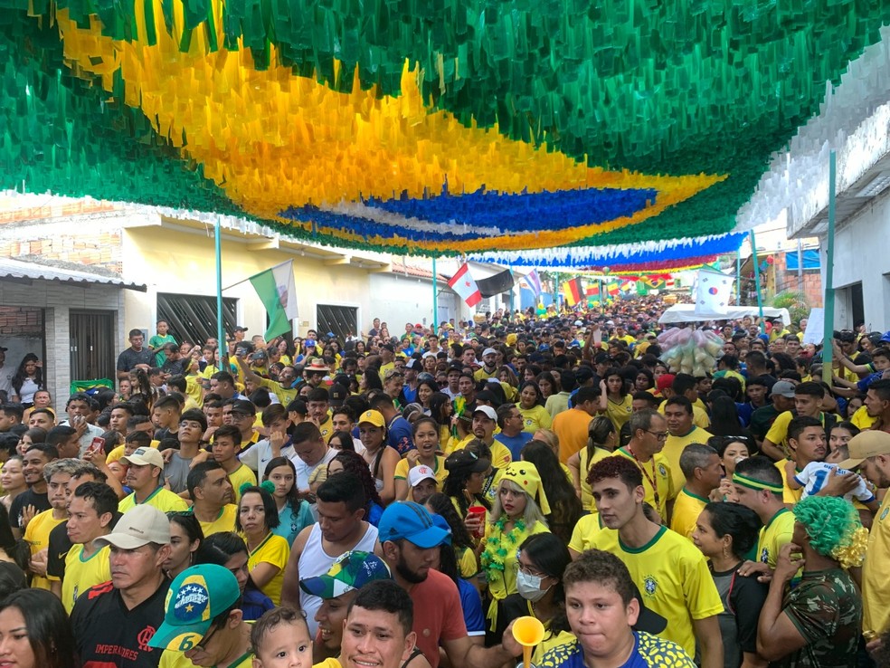 Mais de 3 mil pessoas acompanham jogo do Brasil em 'Rua da Copa' da Zona  Leste de Manaus, as
