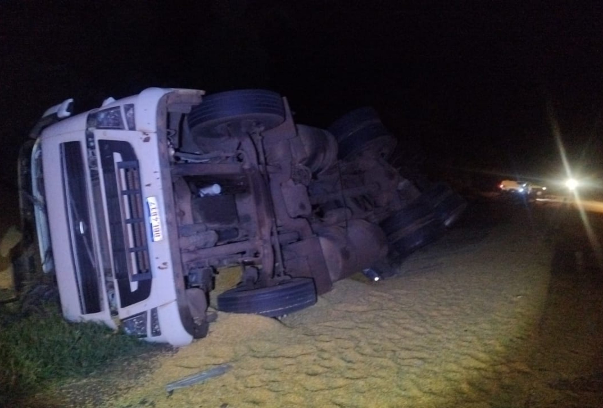Pneu estoura em buraco e caminhão com carga de milho tomba na MS-480