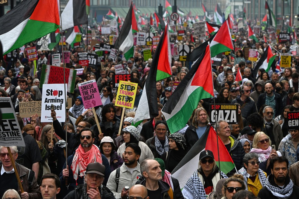 Manifestantes pró-Palestina fazem em Londres, no Reino Unido, no dia 16 de maio de 2026 — Foto: Thomas Krych/AP