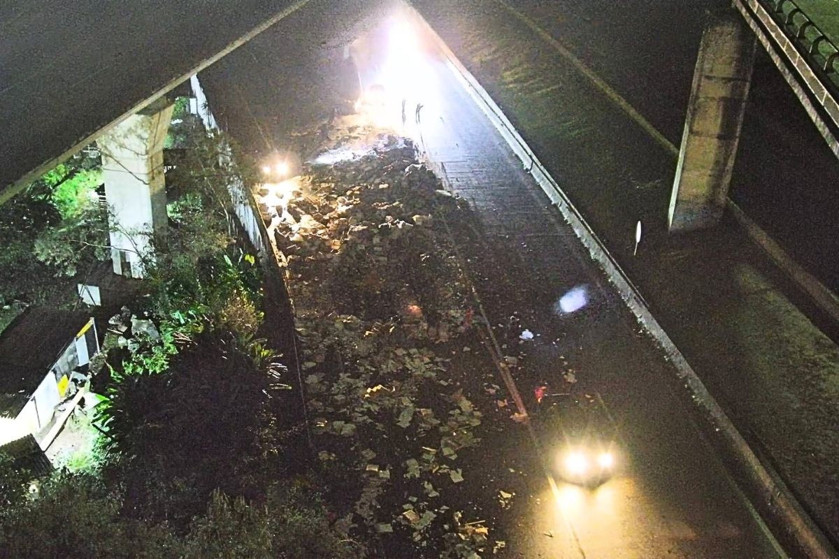 Carreta derruba carga após problema mecânico na Rodovia Padre Manoel da Nóbrega, SP