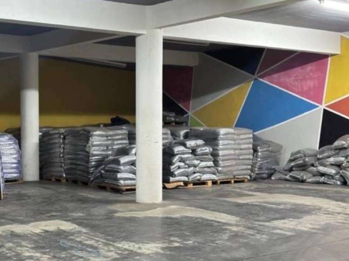 Carga de 29 toneladas de PVC furtada de fábrica em SP é achada em galpão em MG