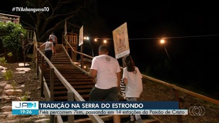Devotos percorrem 7 km durante tradição religiosa na Serra do Estrondo, em Paraíso