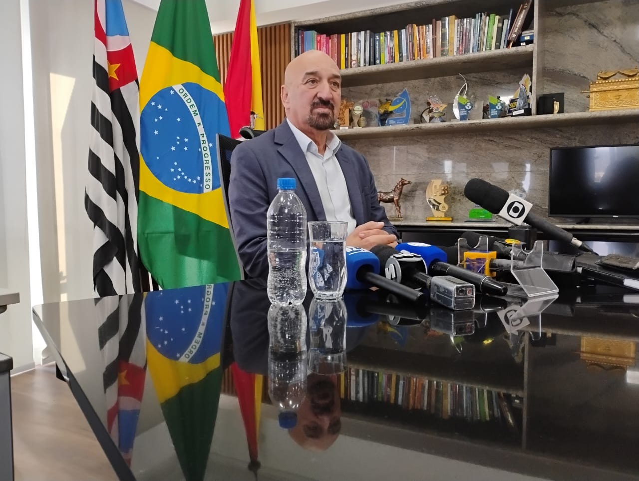 Fernando Martins fala em continuidade após afastamento de Manga: 'Seguir com o que está programado'