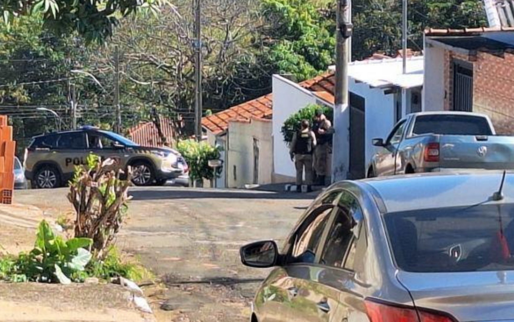 Homem mantém mulher e criança como reféns em Guaxupé, MG