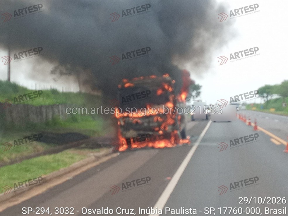 Micro-ônibus escolar pega fogo em rodovia que liga Inúbia Paulista (SP) e Osvaldo Cruz (SP) — Foto: Reprodução/Artesp