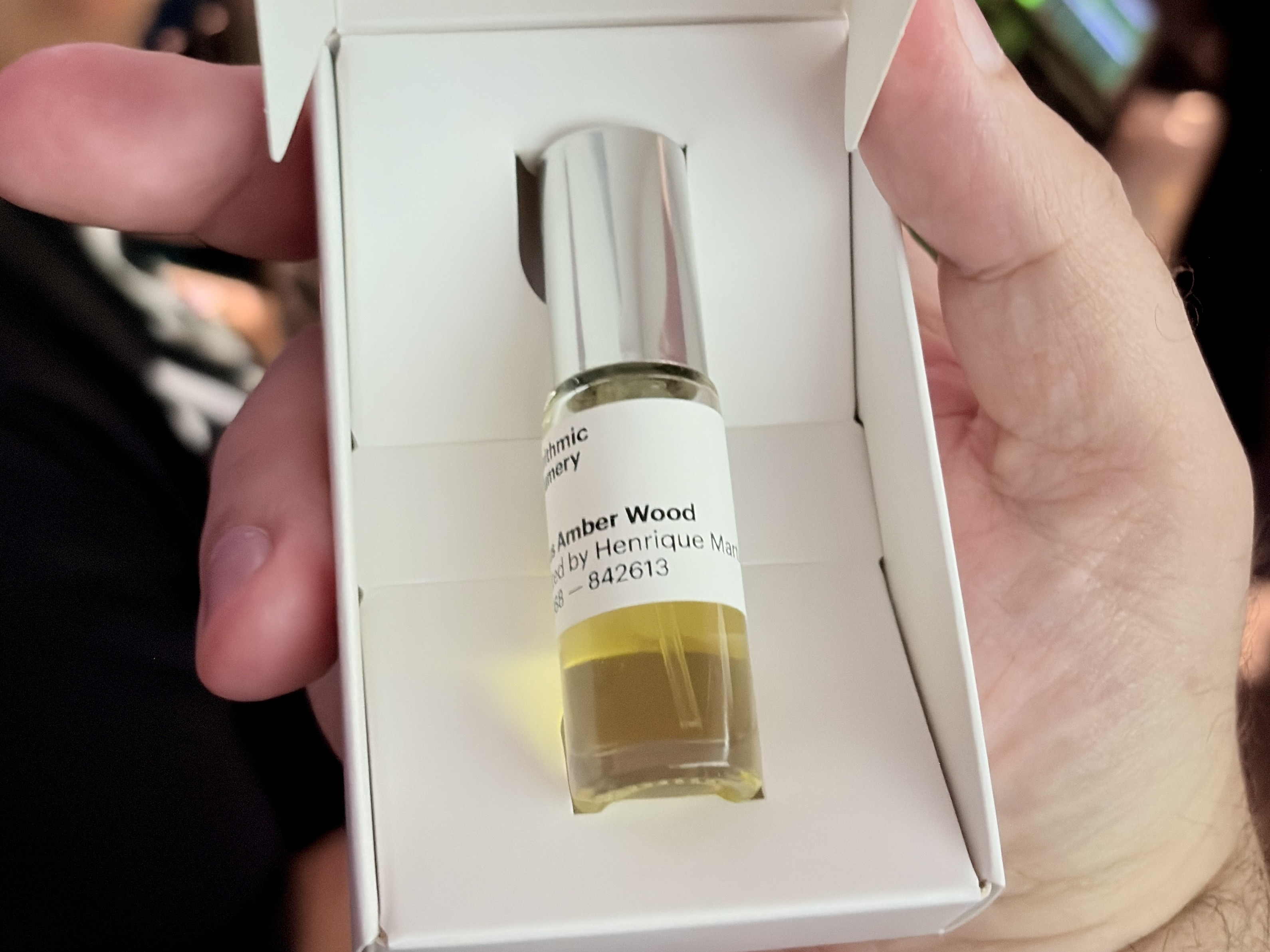 Perfume individual e criado na hora pela IA pode ser futuro do mercado da beleza; g1 testou