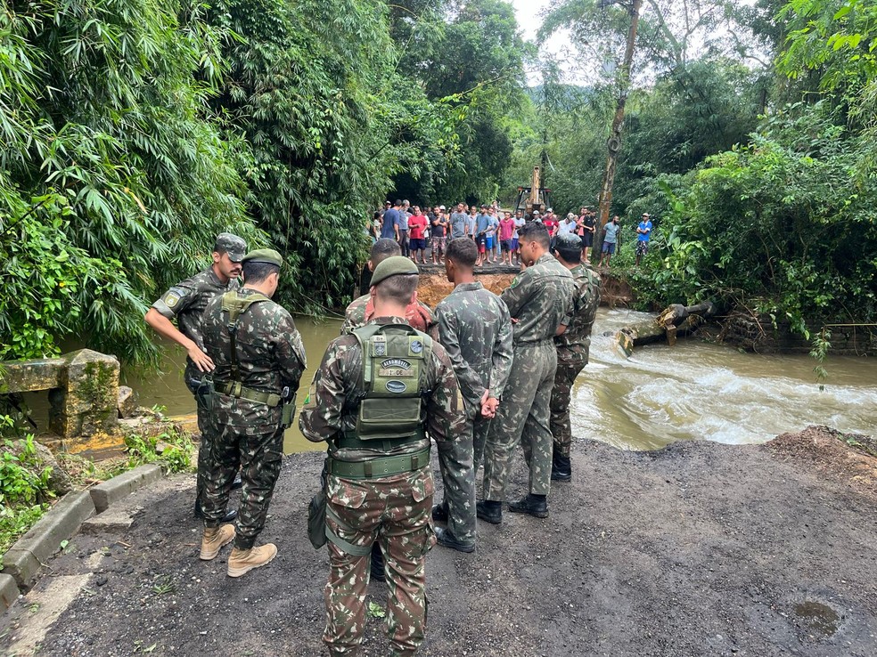 Isolados em Ubatuba: Exército chega à comunidade que teve ponte destruída  pela chuva para construir travessia temporária, Vale do Paraíba e Região
