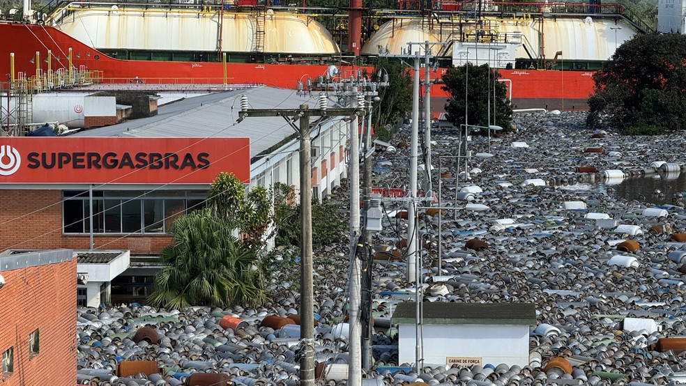 Centenas de botijões de gás de diversos tamanhos flutuaram nas águas da enchente no Rio Grande do Sul — Foto: Miguel Noronha/Estadão Conteúdo