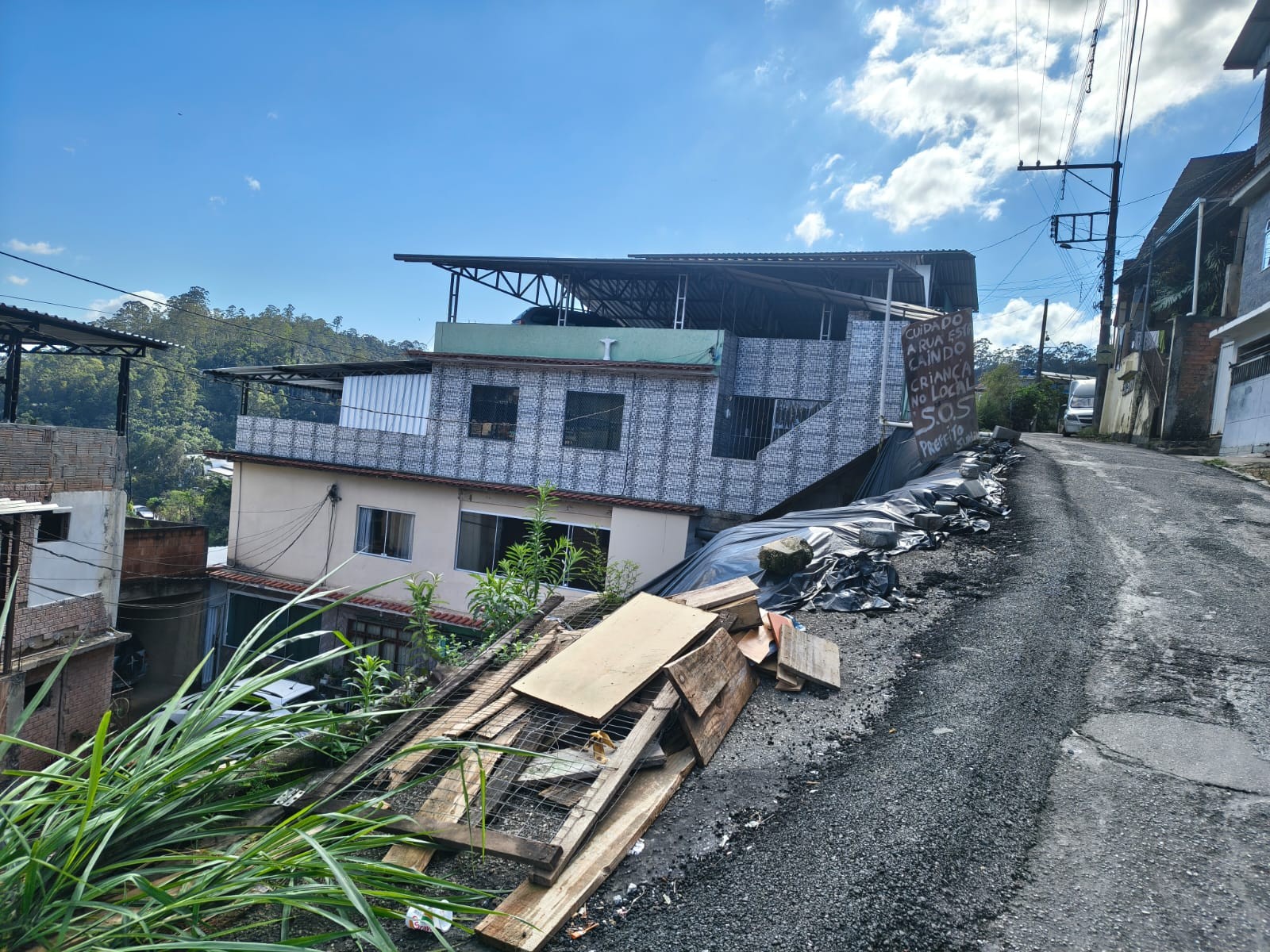 Muro caido há oito meses interdita passagem de veículos pesados em Nova Friburgo