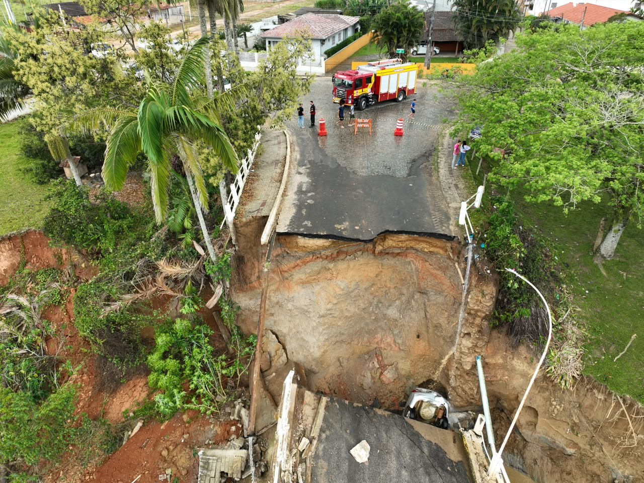 Ponte cai e dois ficam feridos na Grande Florianópolis