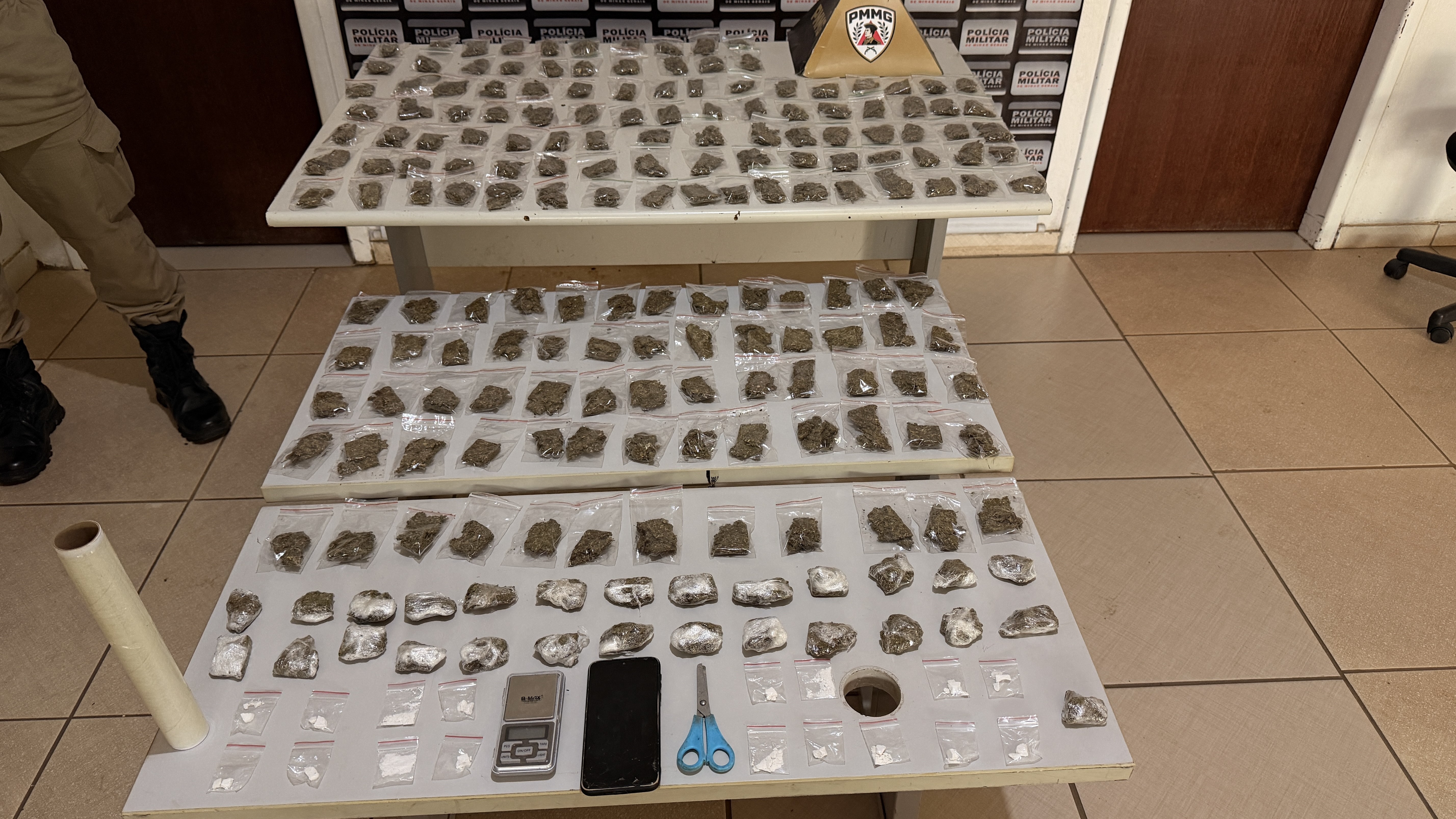 Após denúncia, polícia encontra 192 porções de maconha escondidas em geladeira de casa em Várzea da Palma