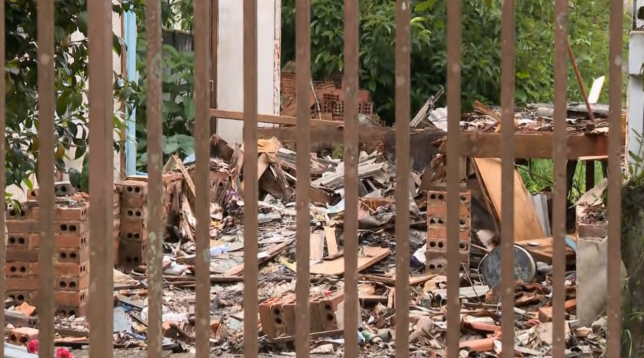 Trabalhadores encontram granadas e munições de metralhadora enquanto demoliam casa em Curitiba