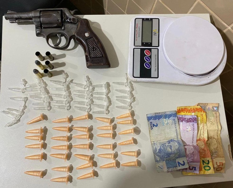 Os policiais apreenderam um revólver calibre 38, munições, porções de cocaína, entre outros materiais. — Foto: Divulgação/SSP-BA