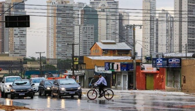 Semana começa com alerta para chuvas intensas e tempestade em 128 municípios goianos 