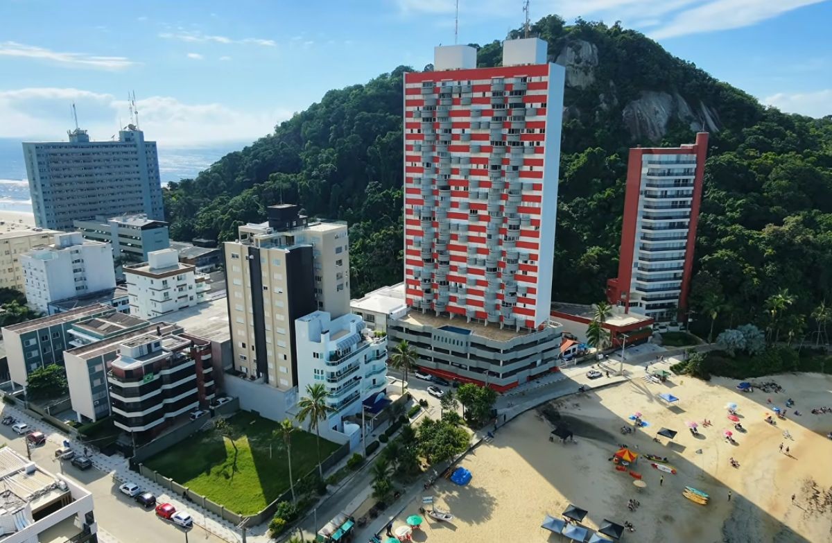 'Ícone? Aberração?': prédio famoso do litoral do Paraná tem sacadas que parecem desalinhadas de propósito; conheça