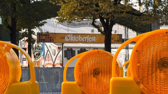 Oktoberfest de Munique suspende atividades por ameaça de bomba; polícia investiga explosão e morte - Famoso festival da cerveja teve que fechar nesta quarta (1) por enquanto autoridades investigam possível elo com explosão que deixou um morto no norte da cidade.
