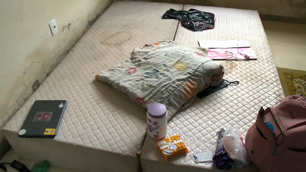 Casal estava em um colch&atilde;o em casa quando homem invadiu o local &mdash; Foto: Reprodu&ccedil;&atilde;o/TV Gazeta