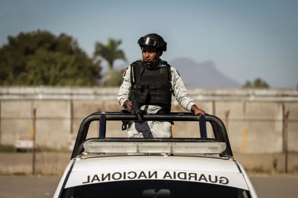 Pistoleiros do Cartel de Sinaloa entraram em confronto com forças de segurança durante tentativa de fuga em massa da Prisão de Aguaruto, no México — Foto: Anadolu via Getty Images/BBC
