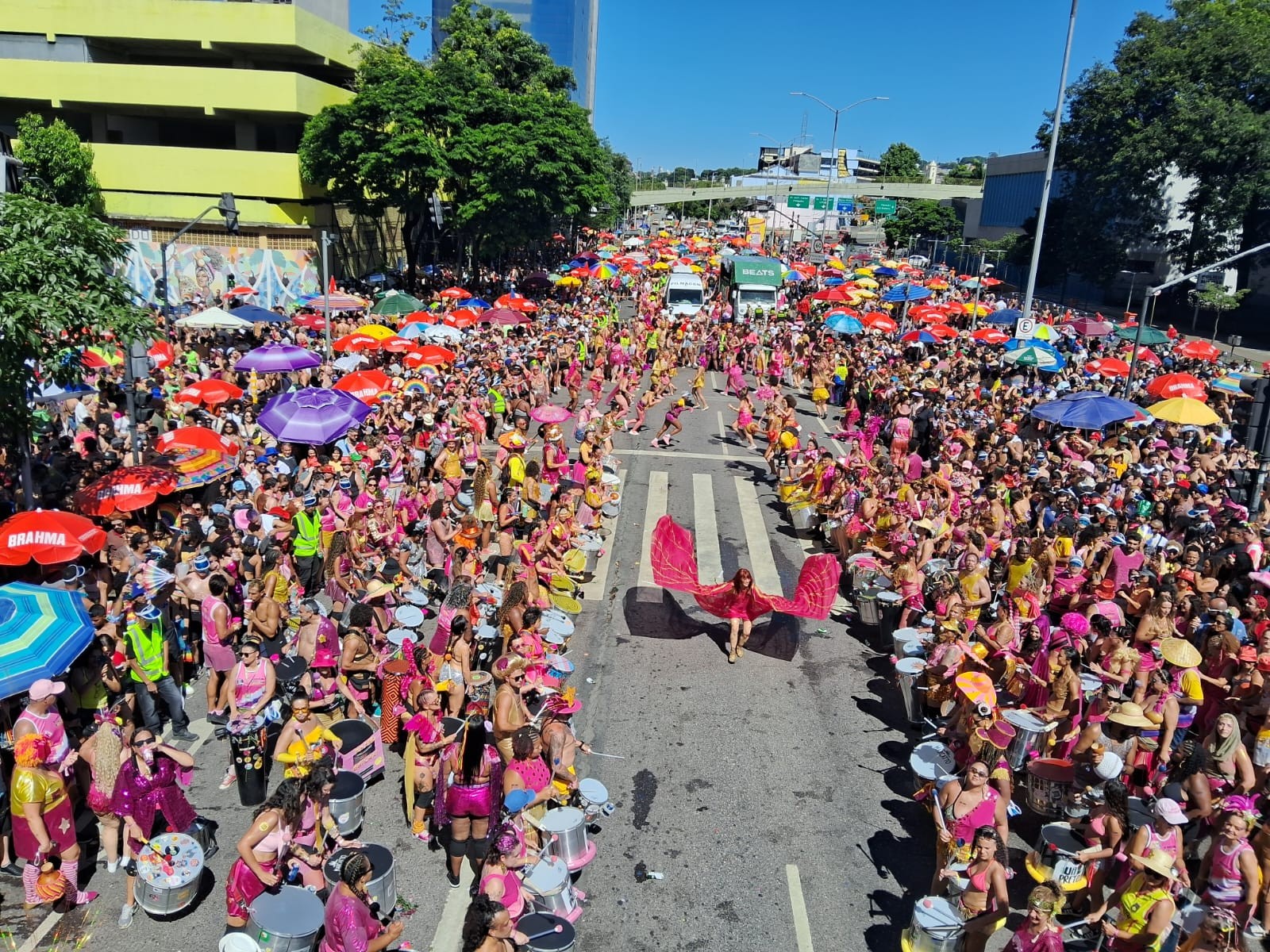 Acompanhe a transmissão de cima dos trios do carnaval de BH