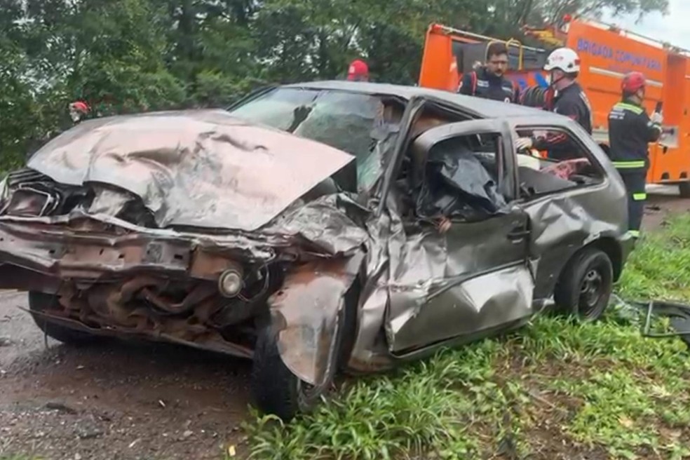 Cinco pessoas morrem em grave acidente envolvendo três carros no Paraná — Foto: Cedida por Julio cesar Alves/Rádio Ampére