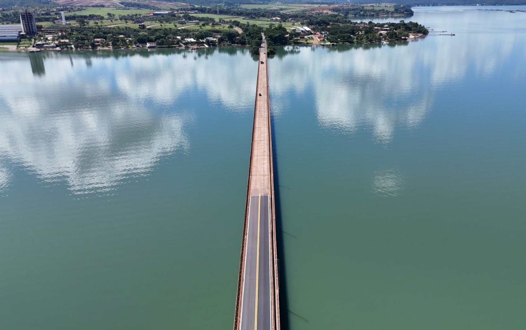 Imagens mostram contraste na manutenção feita por estados em ponte sobre o Rio Grande entre MG e SP