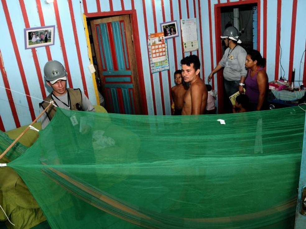Instalação de mosquiteiro em casa do distrito de Nazaré, no Rio Madeira, comunidade ribeirinha localizada no estado de Rondônia. — Foto: Agência ImagemNews/Divulgação