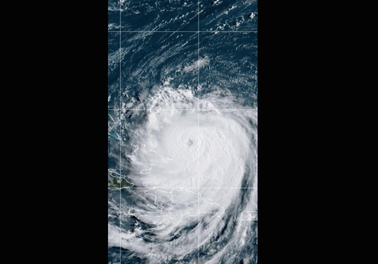 Aviões capturam o olho do furacão Erin enquanto voam durante tempestade