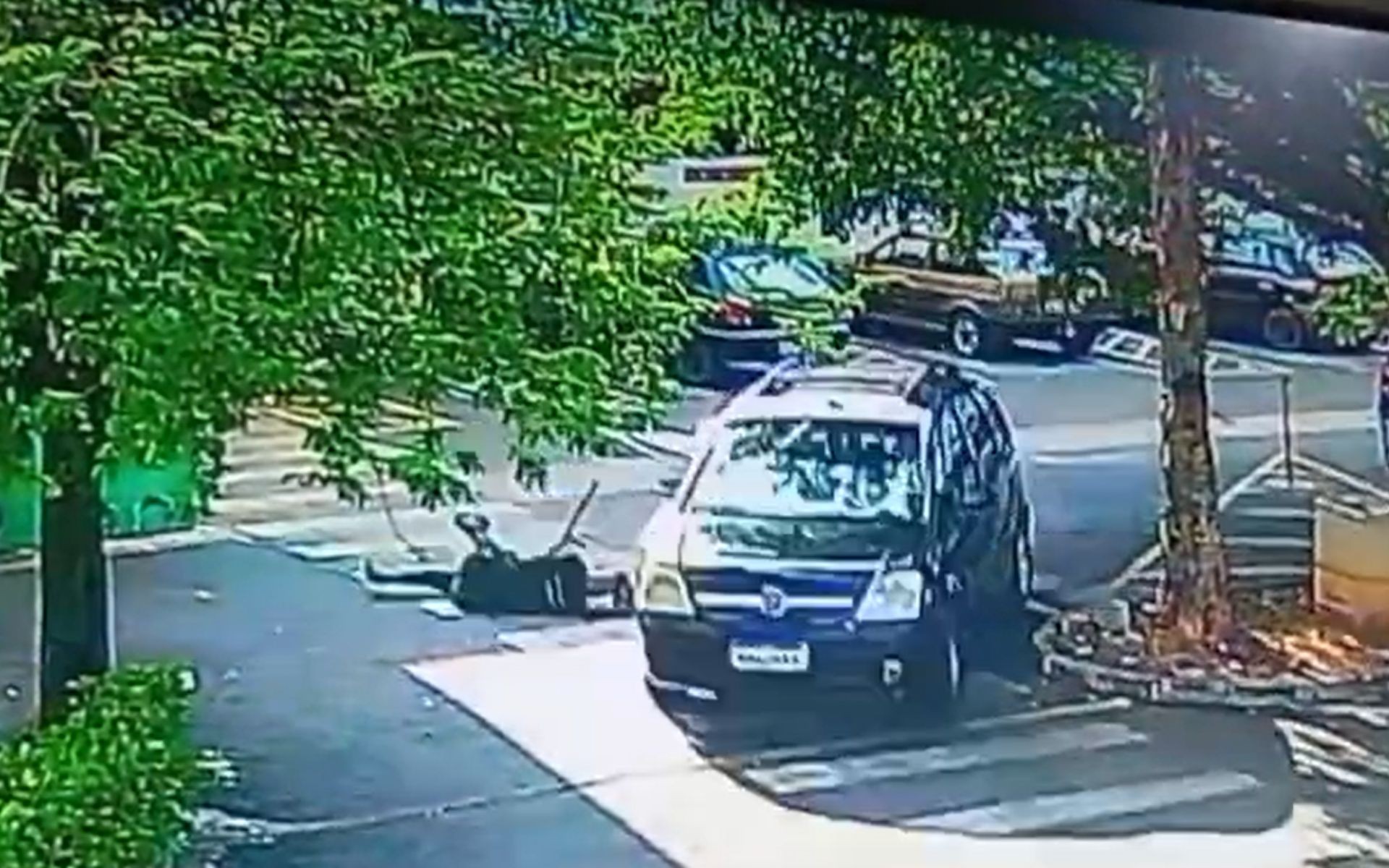 Casal é preso suspeito de furtar supermercado e atropelar vigilante durante fuga; vídeo 