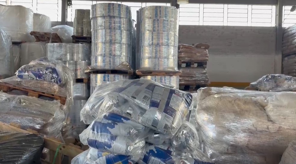 Lotes de produtos lácteos vencidos foram encontrados em depósito clandestino — Foto: Vítor Rosa/RBS TV
