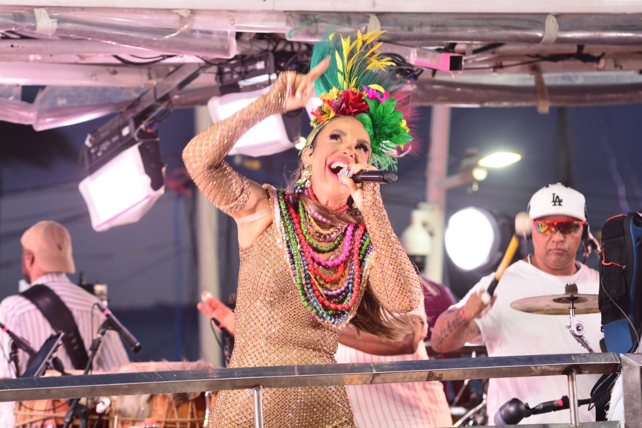 Ivete Sangalo realça cores em look para desfile no carnaval de Salvador