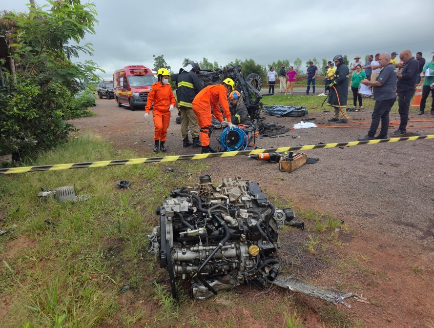 Mãe e filha de 3 anos morrem em acidente com três veículos na BR-487 em MS