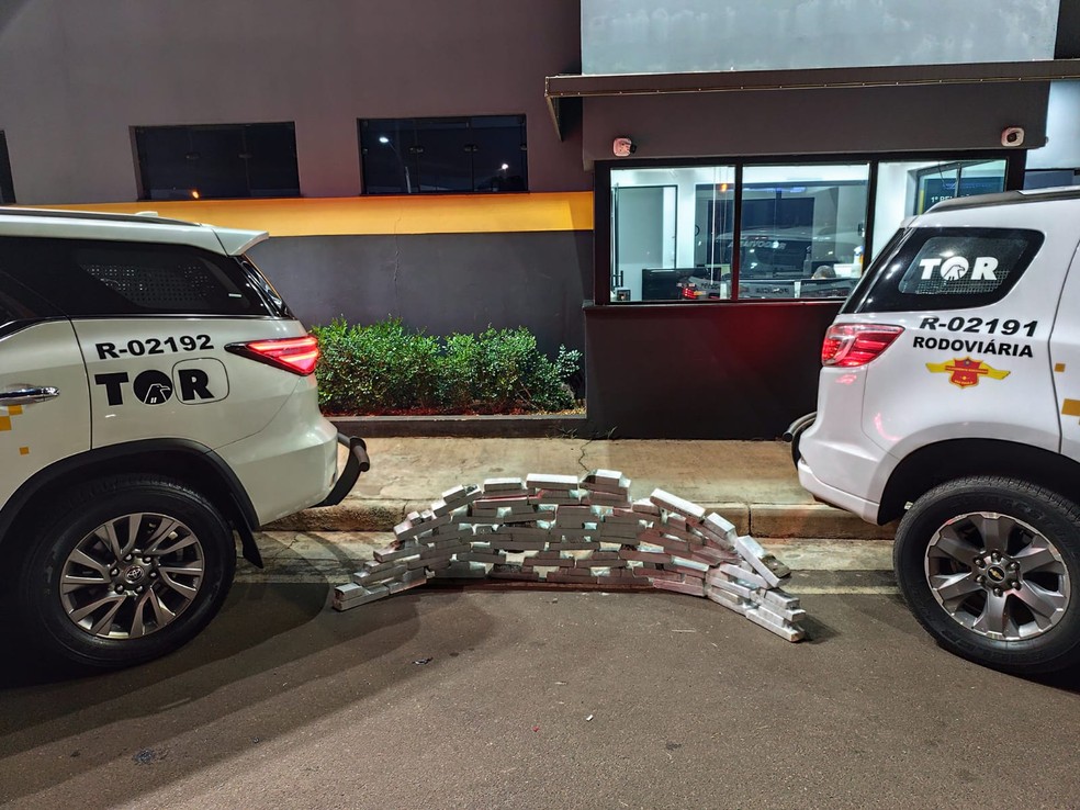 Polícia apreendeu quase 50 quilos de maconha, que estavam em veículo que caiu em ribanceira às margens de rodovia — Foto: PMR/Divulgação