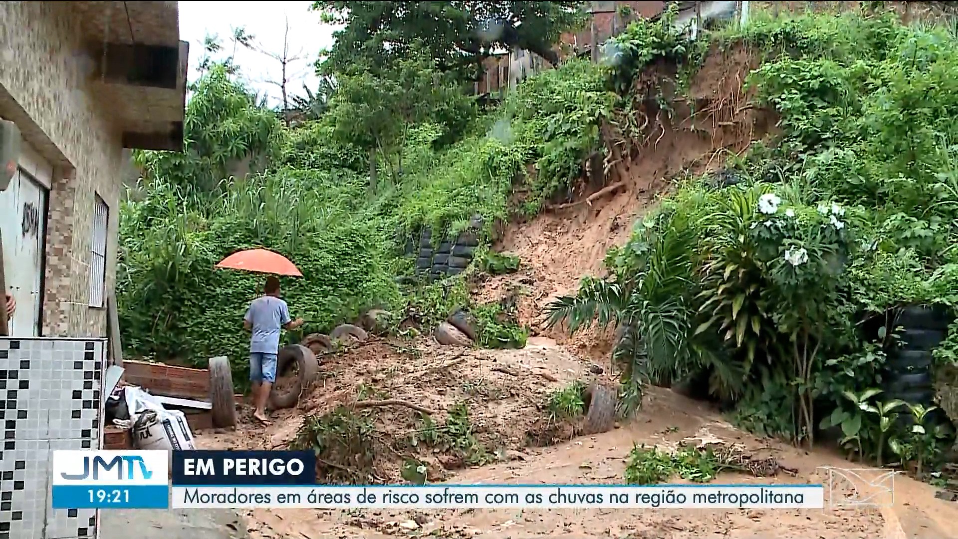 Encosta desaba no bairro do Coroadinho, em São Luís, e faz muro de casa cair